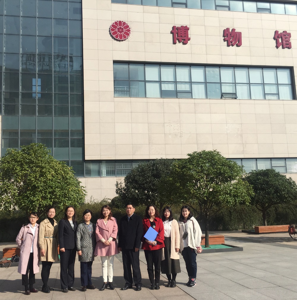 beat365在线体育官网登录入口领导赴信阳市博物馆看望实习研究生