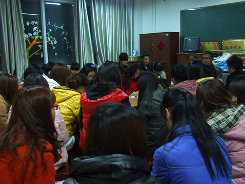 beat365在线体育官网登录入口多途径组织学生关注学习“两会”精神