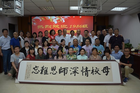 beat365在线体育官网登录入口1986级英语专科班校友返校团聚