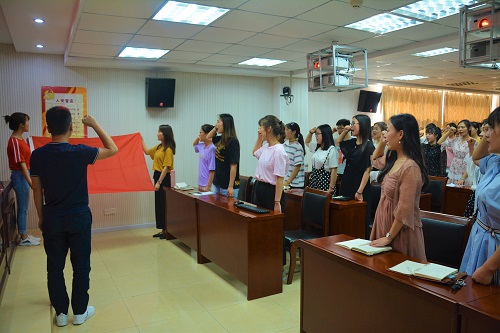 面向党旗，庄严承诺 ——beat365在线体育官网登录入口预备党员入党宣誓大会顺利举行