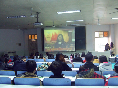 beat365在线体育官网登录入口师生喜看党的十八大开幕式直播