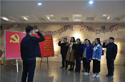 beat365在线体育官网登录入口教工一支部成功开展“缅怀先烈，不忘初心，弘扬大别山精神”主题党日活动