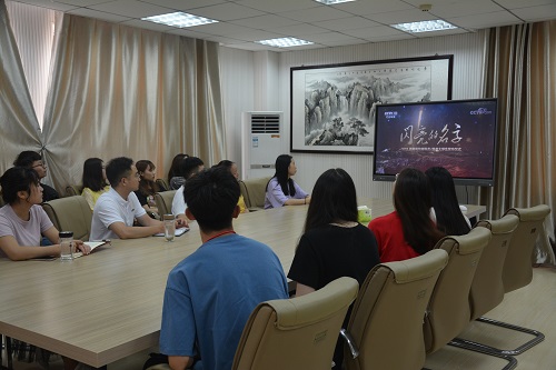 beat365在线体育官网登录入口组织师生观看2019年最美高校辅导员、大学生发布仪式