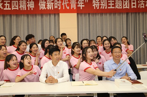 beat365在线体育官网登录入口2017级翻译1班团支部举行“传承五四精神 做新时代青年”特别主题团日活动