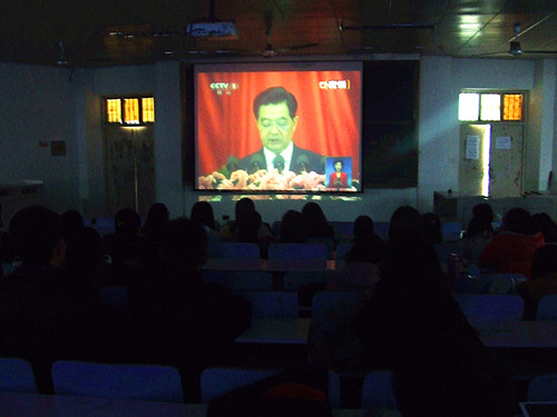 beat365在线体育官网登录入口师生喜看党的十八大开幕式直播