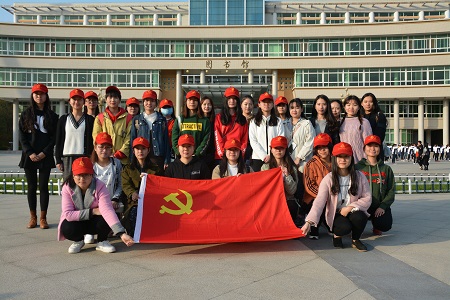 beat365在线体育官网登录入口组织开展“我为党旗添光彩——道路安全行，共助你我他”志愿实践活动