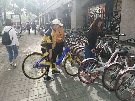 beat365在线体育官网登录入口组织开展“践行价值观，美化城市环境”志愿服务活动