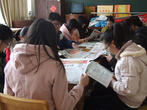 beat365在线体育官网登录入口多途径组织学生关注学习“两会”精神