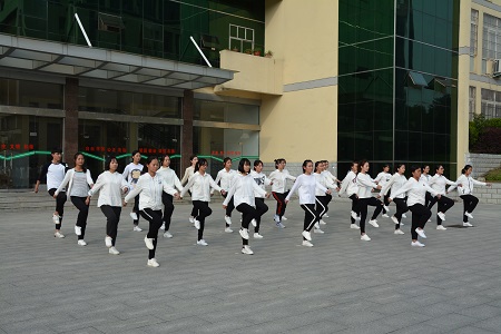 beat365在线体育官网登录入口成功举办2017级新生广播体操比赛