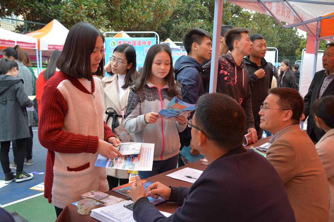 beat365在线体育官网登录入口组织应届毕业生参加冬季就业双选会