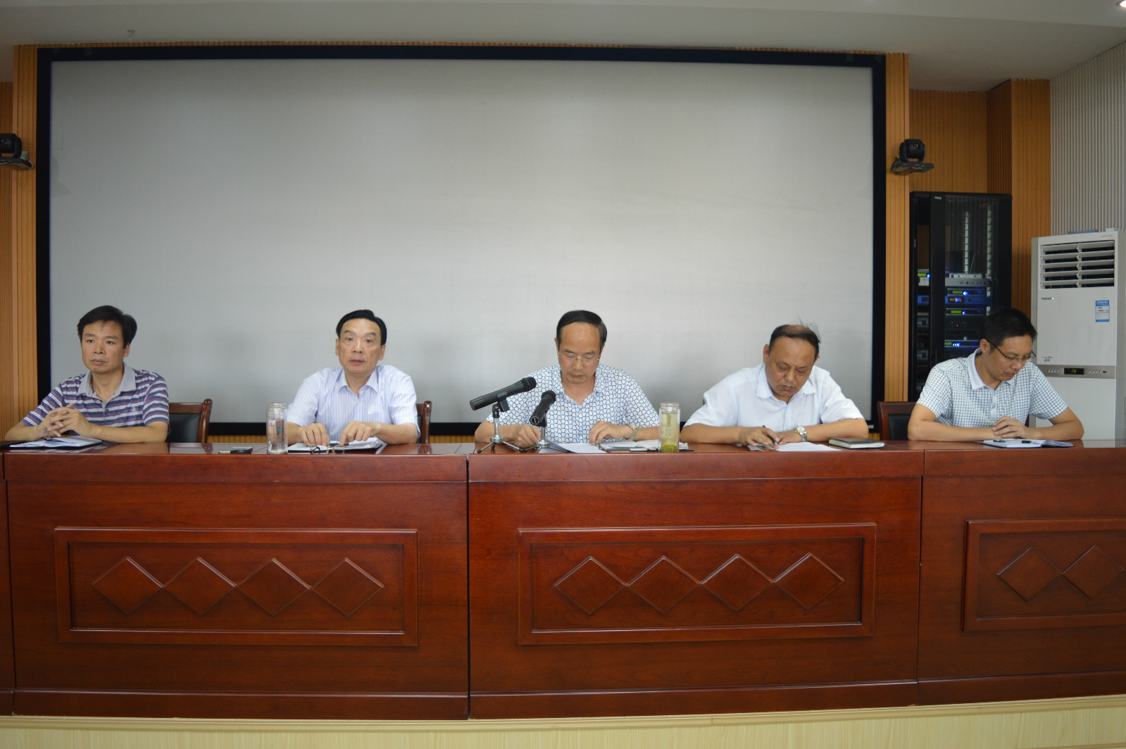 beat365在线体育官网登录入口召开新学期教职工大会