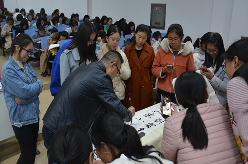 beat365在线体育官网登录入口邀请优秀校友为新生作入学教育报告