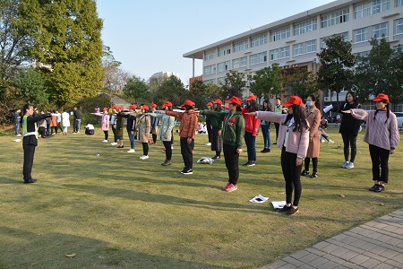 beat365在线体育官网登录入口组织开展“我为党旗添光彩——道路安全行，共助你我他”志愿实践活动