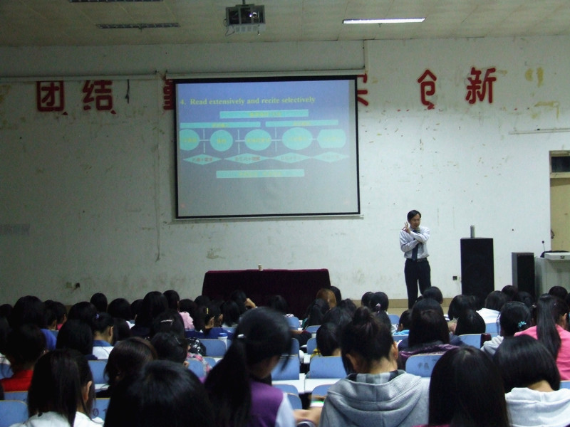 beat365在线体育官网登录入口举办新生入学教育第二讲“我的外语梦”