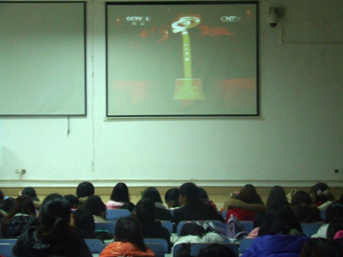 beat365在线体育官网登录入口组织学生观看感动中国2014年颁奖典礼视频