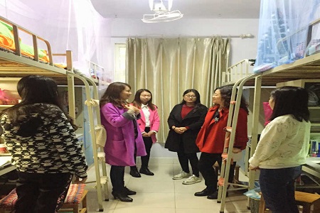 beat365在线体育官网登录入口领导走访研究生宿舍