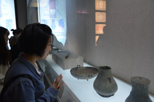 beat365在线体育官网登录入口组织开展“淮上故园――信阳博物馆历史文化之旅”活动