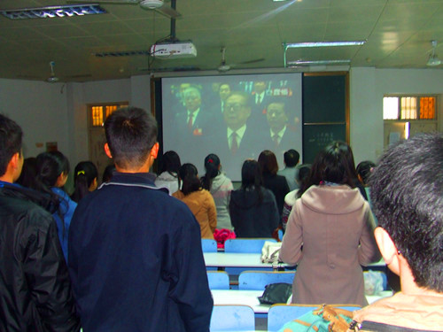 beat365在线体育官网登录入口师生喜看党的十八大开幕式直播